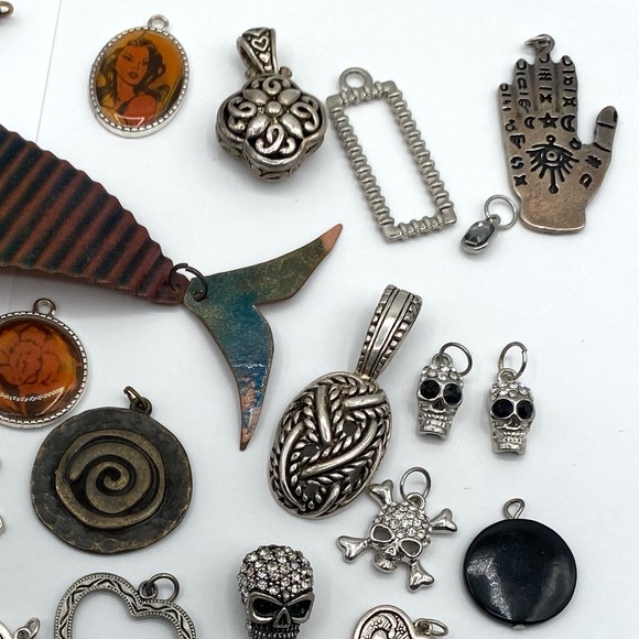 Assorted Jewelry Lot of Charms and Pendants - Picture 10 of 11